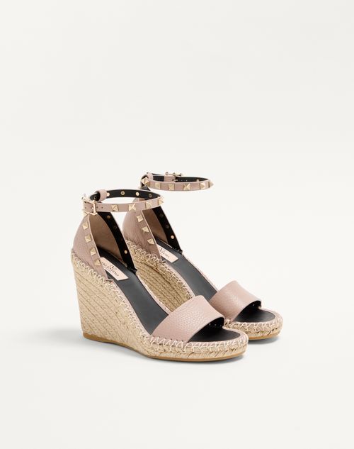 Valentino Garavani - Double Rockstud Grainy Calfskin Wedge Sandal 105 Mm - Poudre - Woman - Espadrilles And Wedges