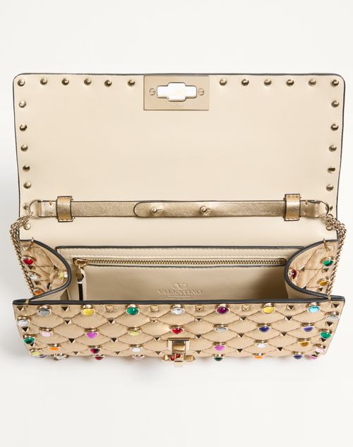 Valentino Garavani - Bolso De Hombro Valentino Garavani Rockstud Spike De Cuero Napa Laminado Con Cabujones - Beis - Mujer - Bolsos De Hombro