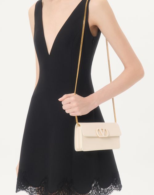 Valentino Garavani - Portafoglio Con Catena Vlogo Signature In Vitello Granato - Light Ivory - Donna - Pochette