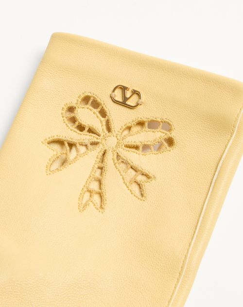 Valentino Garavani - Vlogo Signature Nappa Gloves - Butter - Woman - Hats And Gloves
