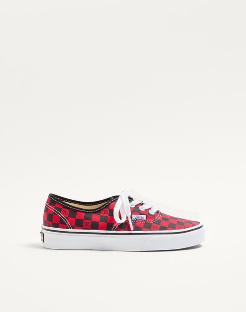 Valentino Garavani - Zapatilla De Caña Baja Valentino Garavani And Vans Hecha De Tela Con Estampado Vlogo Checkerboard - Rouge Pur/negro - Mujer - Sneakers