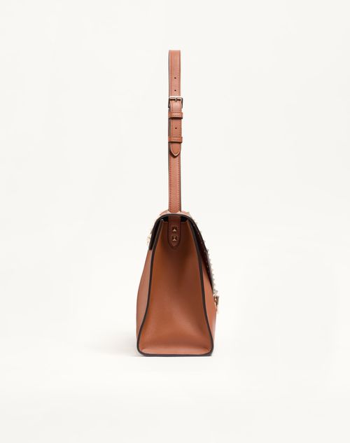Valentino Garavani - Valentino Garavani Rockstud Maxxing Medium Shoulder Bag In Smooth Calfskin - Hazelnut - Woman - Totes