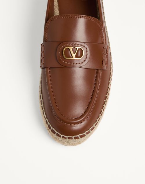Valentino Garavani - Vlogo Signature Calfskin Loafer 20mm - Tobacco/natural - Woman - Loafers & Oxford