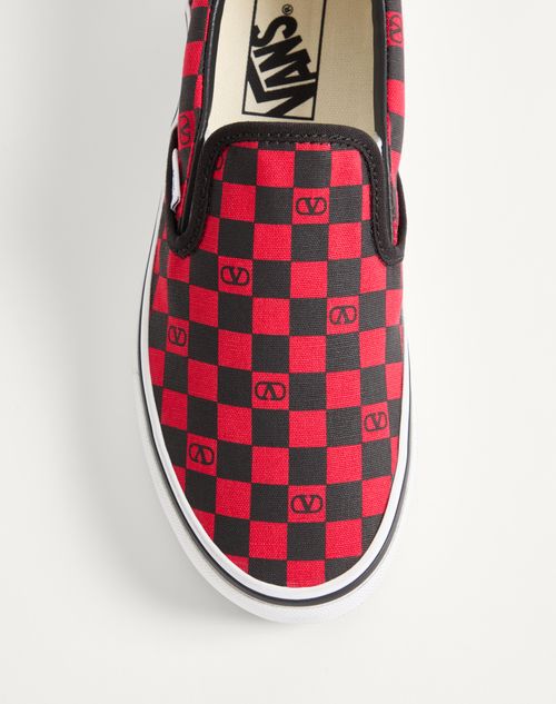 Valentino Garavani - 발렌티노 가라바니 X 반스 브이로고 체커보드 프린트 패브릭 슬립온 스니커즈 - 루주 퓌르/블랙 - 여성 - 스니커즈