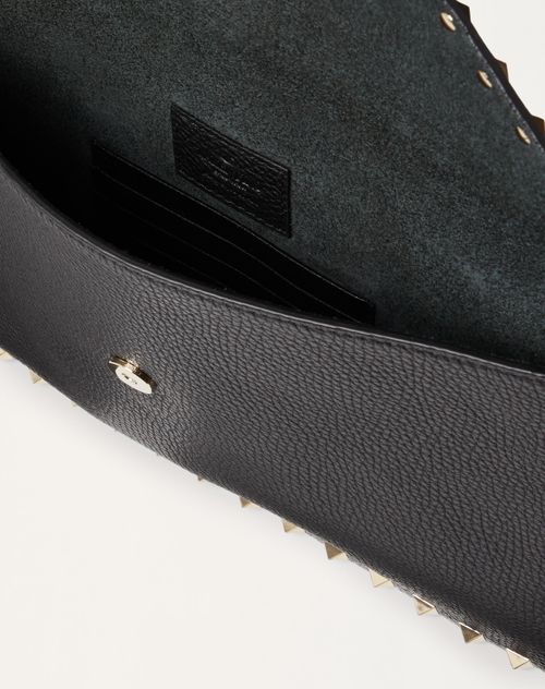 Valentino Garavani - Rockstud Grainy Calfskin Envelope Pouch - Black - Woman - Clutches