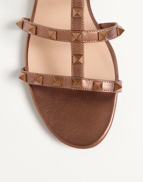 Valentino Garavani - Rockstud Flat Metallic Nappa Slide Sandal - Bronze - Woman - Slides And Thongs