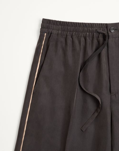 Valentino - Pantalone Valentino In Seta Lavata Con Piping Laterale A Contrasto - Nero - Uomo - Pantaloni E Shorts