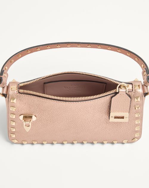 Valentino Garavani - Bandolera Pequeña Valentino Garavani Rockstud De Cuero De Becerro Graneado Y Laminado - Rose Cannelle - Mujer - Bolsos De Hombro