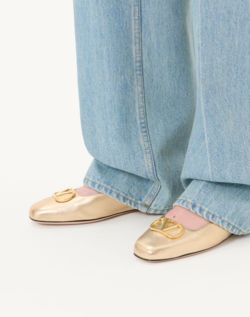 Valentino Garavani - Ballerina Vlogo Signature In Nappa Laminata - Oro - Donna - Ballerine