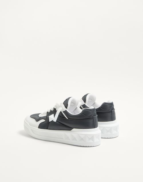 Valentino Garavani - Zapatillas Bajas One Stud Xl De Cuero De Becerro Y Nailon - Blanco/gris - Hombre - Sneakers