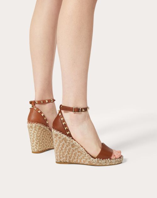 Valentino Garavani - Rockstud Double Wedge Sandal In Grainy Calfskin 105mm - Saddle Brown/natural - Woman - Espadrilles And Wedges