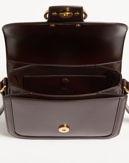 Valentino Garavani - Petit Sac Porté Épaule Valentino Garavani 9to5 En Cuir De Veau Lisse - Brun Chêne - Femme - Sacs Porté Épaule