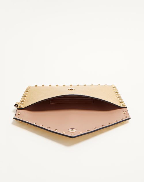 Valentino Garavani - Rockstud Clutch Aus Laminiertem, Genarbtem Kalbsleder - Antique Brass - Frau - Pochetten
