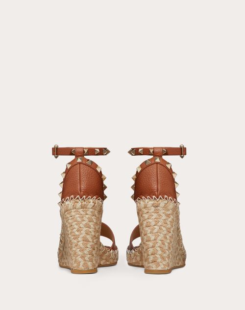 Valentino Garavani - Rockstud Double Wedge Sandal In Grainy Calfskin 105mm - Saddle Brown/natural - Woman - Espadrilles And Wedges