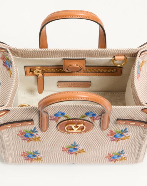 Valentino Garavani - Kleine Valentino Garavani Antibes Canvas-einkaufstasche Mit Stickerei - Natur - Frau - Shopper Taschen