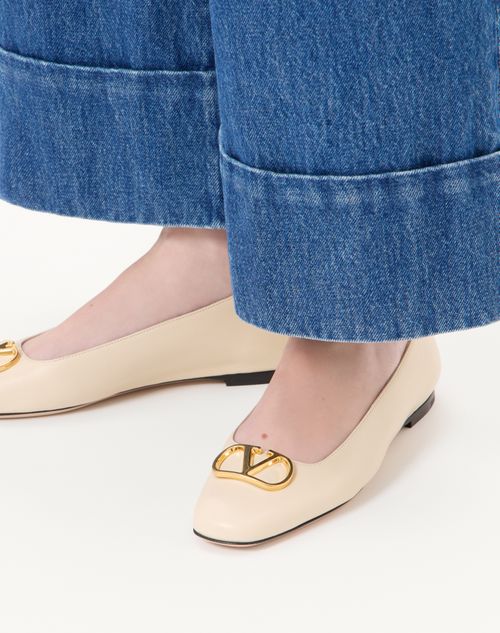 Valentino Garavani - Vlogo Signature Ballerina In Nappa - Butter - Woman - Ballerinas