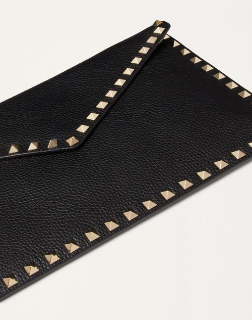Valentino Garavani - Rockstud Grainy Calfskin Envelope Pouch - Black - Woman - Clutches