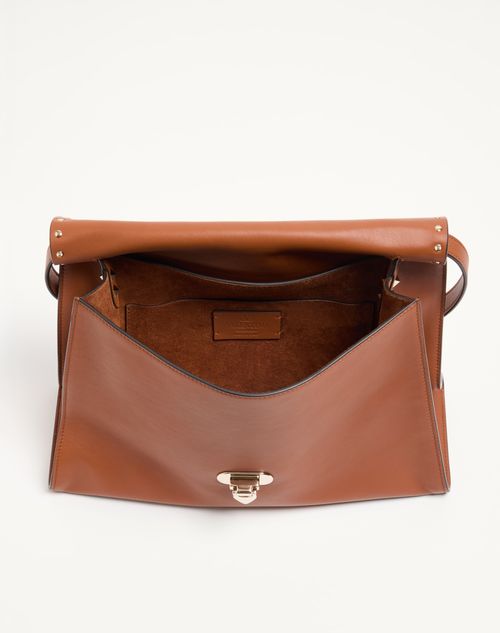 Valentino Garavani - Valentino Garavani Rockstud Maxxing Medium Shoulder Bag In Smooth Calfskin - Hazelnut - Woman - Totes