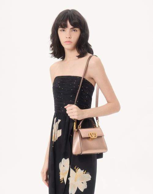 Valentino Garavani - Mini Sac À Main Valentino Garavani Vsling En Cuir De Veau Grainé Lamé Avec Logo-bijou - Rose Cannelle - Femme - Sacs À Main