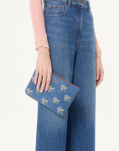 Valentino Garavani - Sobre Valentino Garavani Vlogo Signature De Mezclilla Con Bordado Floral - Denim - Mujer - Bolso De Mano