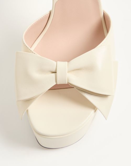 Valentino Garavani - Sandalo Con Plateau Bowow In Capretto Con Dettaglio Fiocco 130mm - Avorio - Donna - Sandali