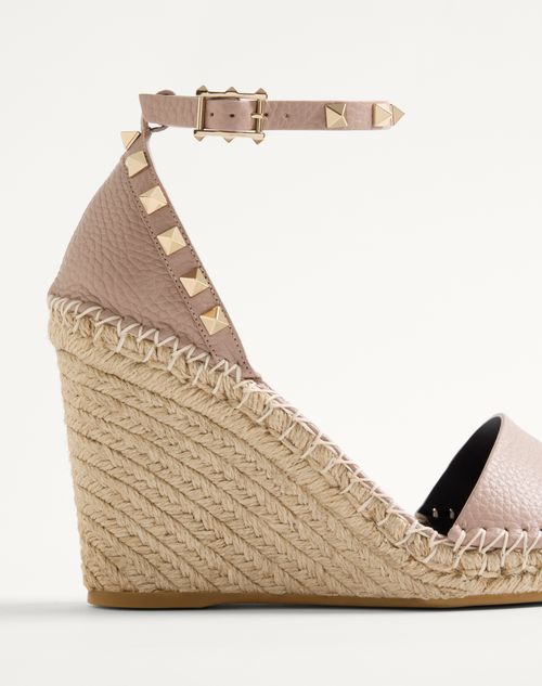 Valentino Garavani - Double Rockstud Grainy Calfskin Wedge Sandal 105 Mm - Poudre - Woman - Espadrilles And Wedges