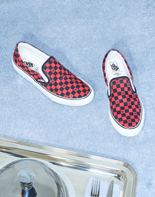 Valentino Garavani - Sneaker Slip-on Valentino Garavani And Vans In Tessuto Con Stampa Vlogo Checkerboard - Rouge Pur/nero - Uomo - Sneakers